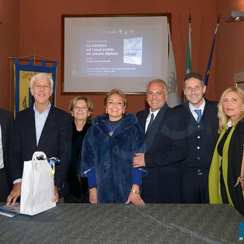 Maiori, alla presentazione del libro: "La Costiera ed i suoi artisti, un amore dipinto" sala gremita e tante emozioni
