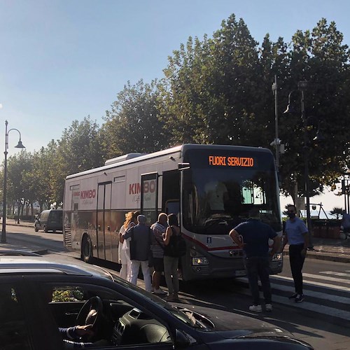Maiori, bus Sita “fuori servizio” fa salire turisti diretti a Ravello, vettori locali in protesta: «Violata ordinanza Anas»