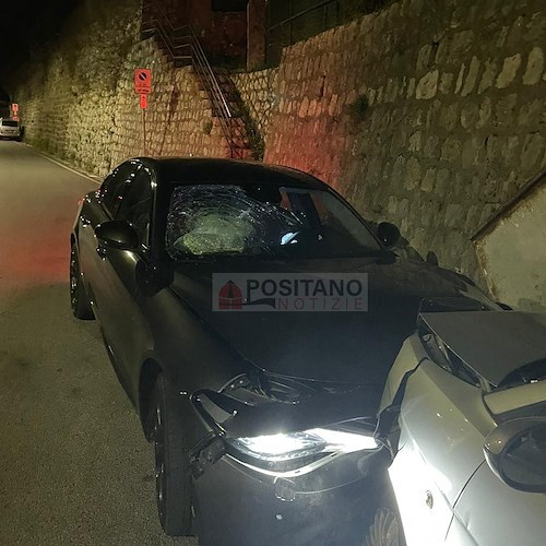 Maiori, colpo di sonno per un automobilista che si schianta contro auto in sosta: illesi due giovani