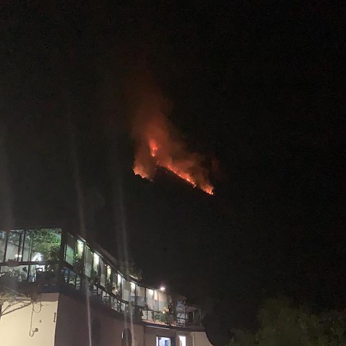 Maiori, fiamme nella notte a Salicerchie: soccorsi in azione per arginare incendio che minaccia ristorante
