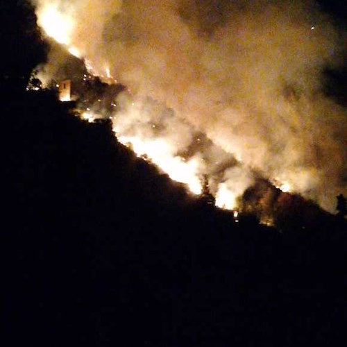 Maiori, fiamme nella notte a Salicerchie: soccorsi in azione per arginare incendio che minaccia ristorante