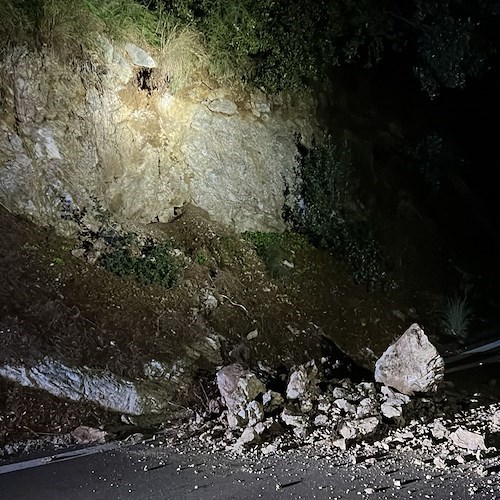Frana nei pressi del cimitero di Maiori: rocce sulla Statale Amalfitana / FOTO<br />&copy; Massimiliano D’Uva