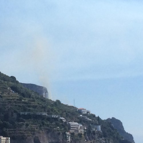Maiori, incendio d'autunno in località Capo d'Orso: elicottero in azione/FOTO