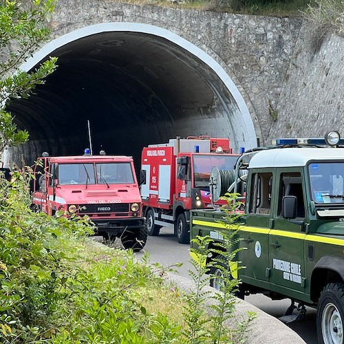 Maiori, incendio nei pressi della galleria di Capo d'Orso / FOTO 