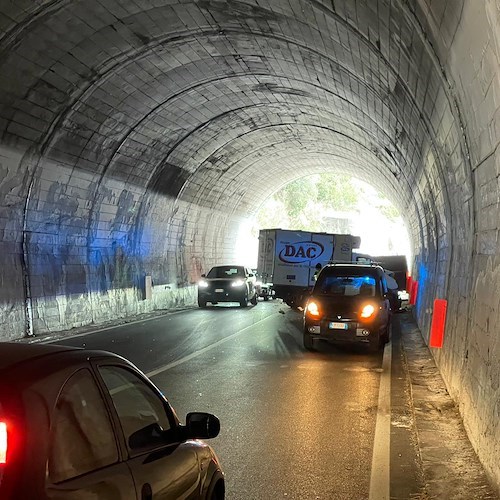 Maiori, incidente nella galleria di Capo d'Orso: coinvolti tre automezzi 