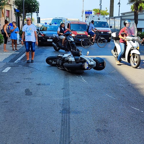 Maiori, incidente su Via Nuova Chiunzi tra scooter e auto: uomo in ospedale /FOTO