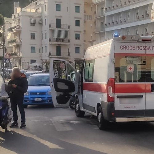 Maiori, investita da scooter sulle strisce pedonali: donna di Tramonti in ospedale 