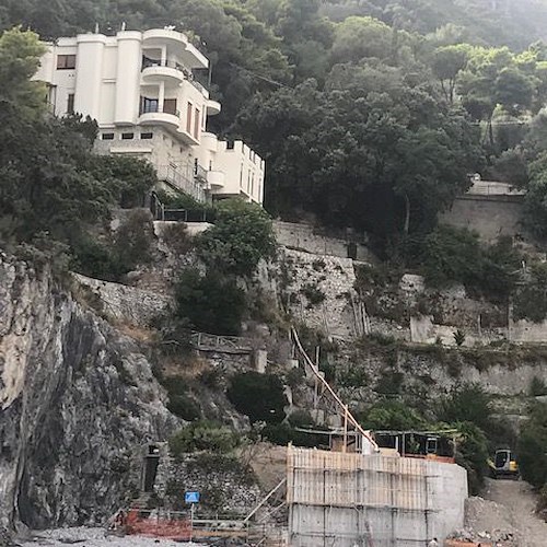Maiori, la spiaggia dello "Sgarrupo" deturpata da maxi muro di cemento 