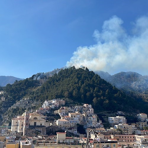 Maiori: nemmeno il canadair riesce a estinguere l'incendio. Mentre la vegetazione brucia, il fumo avvolge la città