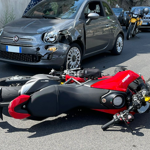 Maiori, passa col rosso e impatta contro moto. Incidente alla Torricella [FOTO]