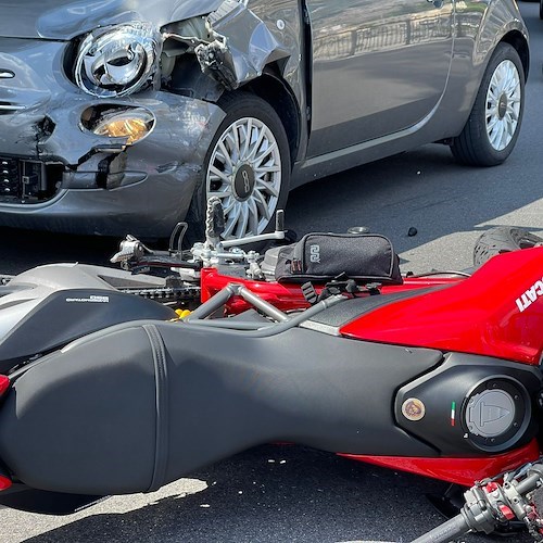 Maiori, passa col rosso e impatta contro moto. Incidente alla Torricella [FOTO]