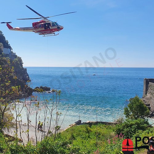 Maiori, perde l'equilibrio e cade nel giardino sottostante: uomo in ospedale / FOTO 