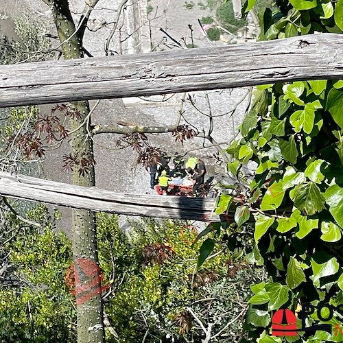 Maiori, perde l'equilibrio e cade nel giardino sottostante: uomo in ospedale / FOTO 