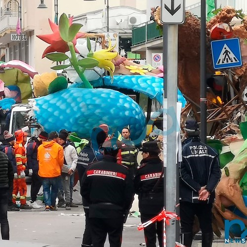Maiori, sfilata sospesa per il ribaltamento di un carro: il carnevale inizierà nel pomeriggio /FOTO e VIDEO