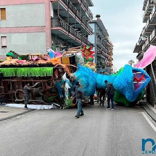 Maiori, sfilata sospesa per il ribaltamento di un carro: il carnevale inizierà nel pomeriggio /FOTO e VIDEO