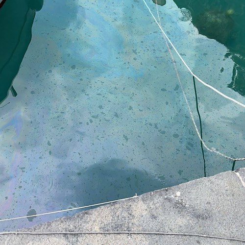 Maiori, si indaga per sversamento idrocarburi nello specchio d'acqua del Porto Turistico /FOTO e VIDEO
