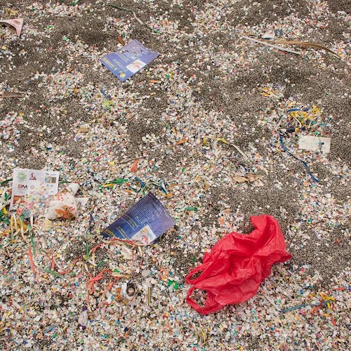 Maiori, spiaggia invasa da rifiuti e coriandoli. Acarbio: «Doveva essere un Carnevale con tema legato alla Terra»