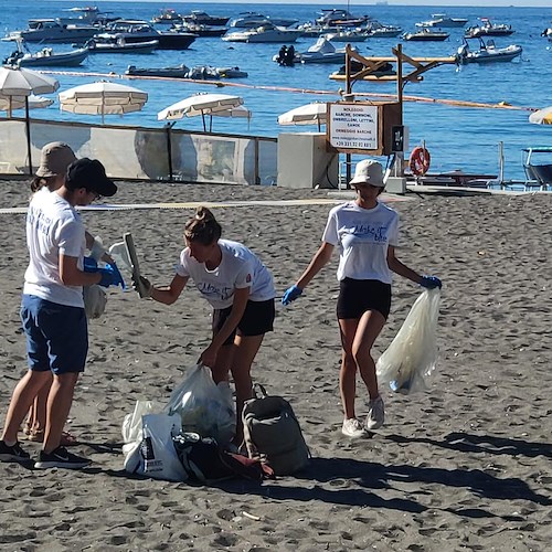 Maiori, volontari internazionali di "Acarbio Costiera Amalfitana" ripuliscono la spiaggia libera 