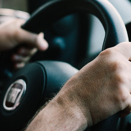 Uomo in auto<br />&copy; Pexels