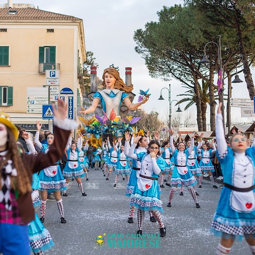 Maltempo, a Maiori annullata l'ultima sfilata di Carnevale: i carri allegorici tornano a maggio 