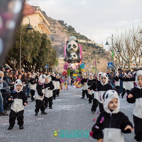 Maltempo, a Maiori annullata l'ultima sfilata di Carnevale: i carri allegorici tornano a maggio 
