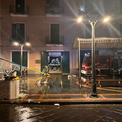 Maltempo a Maiori, nella notte crollano le luminarie di Corso Reginna: sul posto i vigili del fuoco