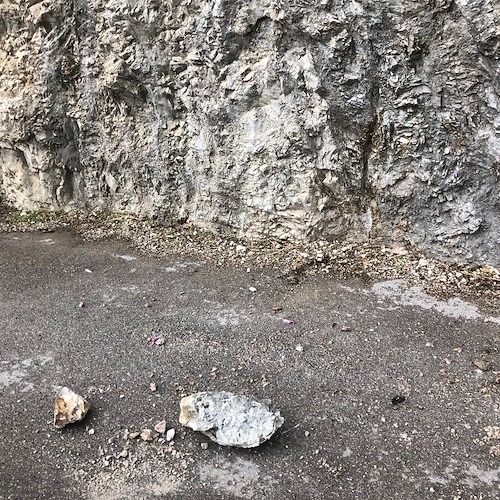 Maltempo a Minori, pietre cadono sulla strada del Sentiero dei Limoni