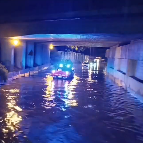 Maltempo a Napoli, soccorsi automobilisti in panne sotto ponte autostradale