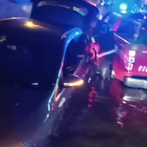Maltempo a Napoli, soccorsi automobilisti in panne sotto ponte autostradale