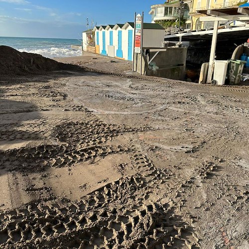 Maltempo, a Positano spiaggia invasa da detriti: immediato l'intervento di pulizia 