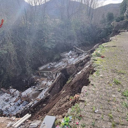 Maltempo, danni e disagi in Campania: a Sant'Agata dei Goti crolla ala del cimitero: bare nel torrente 