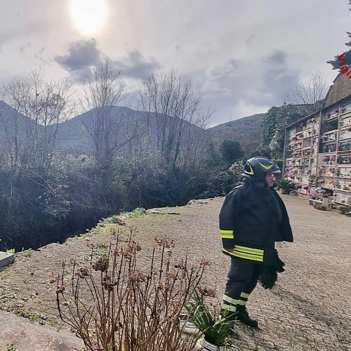 Maltempo, danni e disagi in Campania: a Sant'Agata dei Goti crolla ala del cimitero: bare nel torrente 