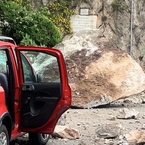 Maltempo, grosso masso piomba sulla strada tra Capri e Anacapri / FOTO - VIDEO