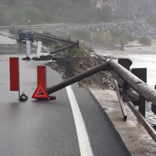Maltempo, il mare fa crollare la strada Marina di Camerota-Palinuro