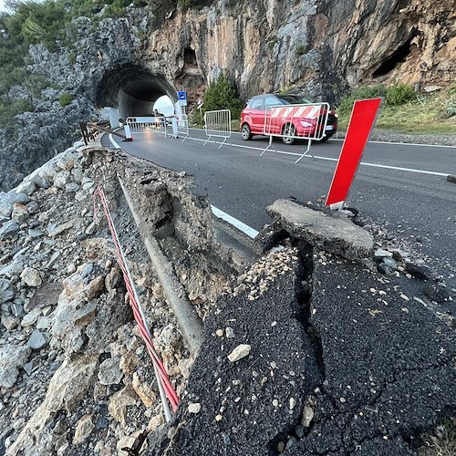 Maltempo, il mare fa crollare la strada Marina di Camerota-Palinuro