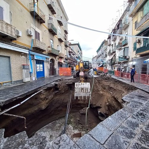 Maltempo in Campania, si apre maxi voragine nel quartiere di Secondigliano