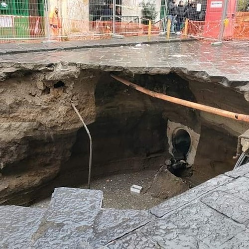 Maltempo in Campania, si apre maxi voragine nel quartiere di Secondigliano