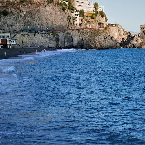 Maltempo, la Protezione civile proroga l’allerta meteo. In Costa d’Amalfi rischio mareggiate