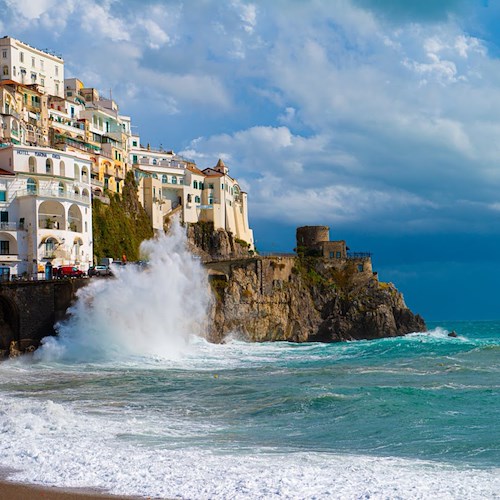 Maltempo, tra domenica e lunedì allerta meteo gialla in Costa d’Amalfi: forti temporali e rischio caduta massi