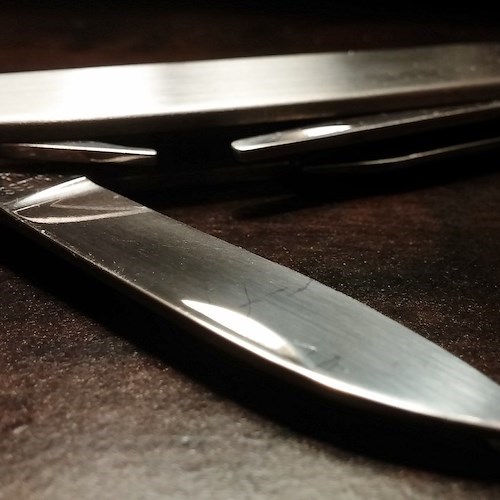Maltratta e minaccia la madre a Quattro Castella, 44enne arrestato: in casa custodiva ben 22 coltelli 