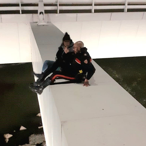 «Mamma, voglio farla finita». Ragazza tenta di gettarsi dal ponte ad Alessandria: salvata dai carabinieri