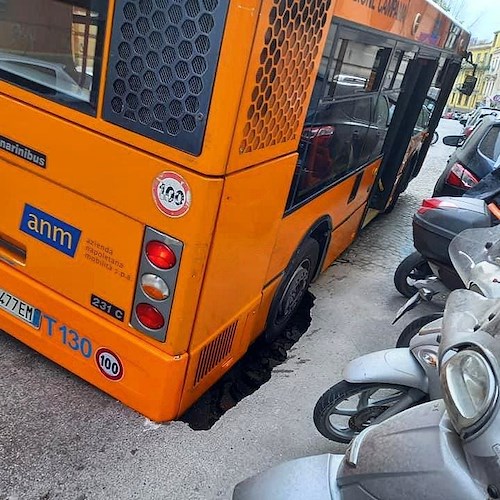 Manto stradale rattoppato, bus sprofonda in voragine a Napoli: tanta paura ma nessun ferito