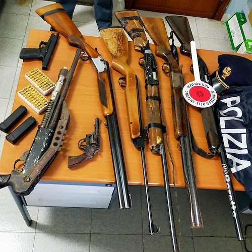 Marcianise, padre e figlio sorpresi con un arsenale in casa: scoperti dalla Polizia di Stato