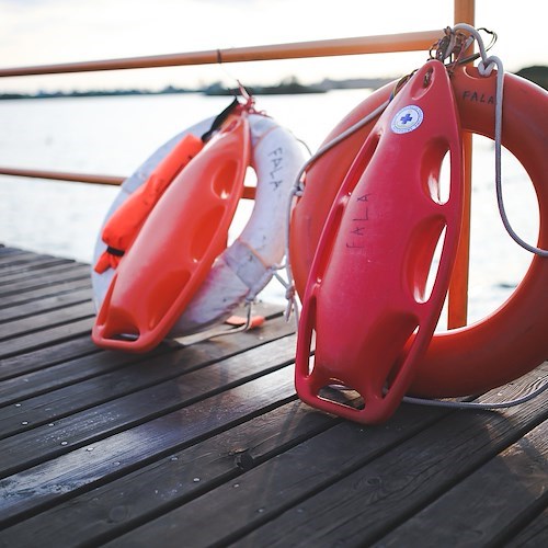 Mare agitato a Castellabate, ragazzi rischiano di annegare: salvati da bagnino 16enne 