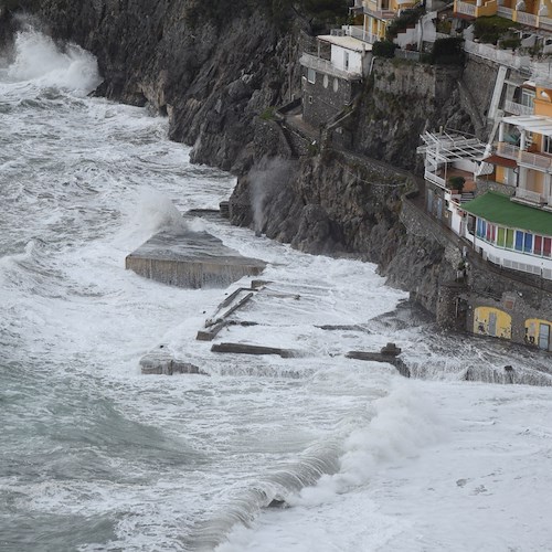 Mare agitato a Positano, cittadini ripuliscono arenile dai rifiuti portati dalle onde /FOTO e VIDEO