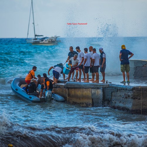 Mare in tempesta anche a Positano, rocambolesche le immagini degli sbarchi sulla banchina /foto Fabio Fusco