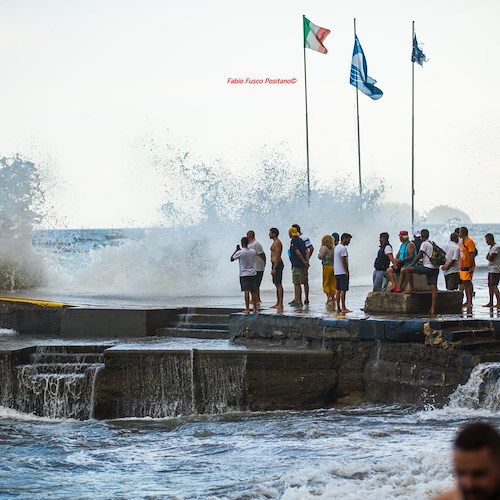 Mare in tempesta anche a Positano, rocambolesche le immagini degli sbarchi sulla banchina /foto Fabio Fusco