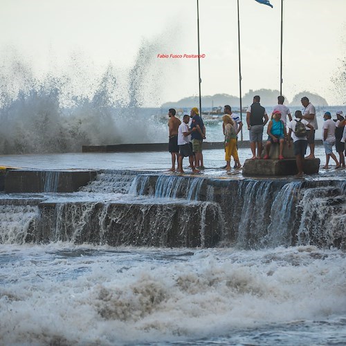 Mare in tempesta anche a Positano, rocambolesche le immagini degli sbarchi sulla banchina /foto Fabio Fusco