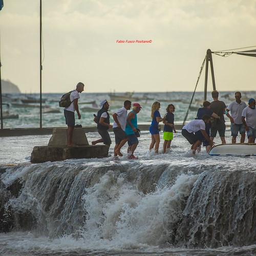 Mare in tempesta anche a Positano, rocambolesche le immagini degli sbarchi sulla banchina /foto Fabio Fusco