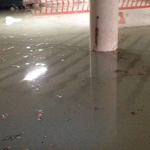 Mare penetra nei locali del Porto di Maiori: l'intervento dei volontari della Protezione Civile evita il peggio /Foto
